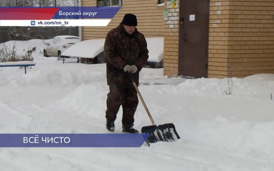 Качество уборки снега на придомовых территориях проверили в поселке Октябрьский в Борском округе